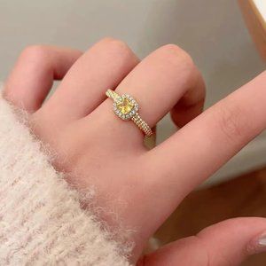Small sugar yellow diamond ring advanced sense